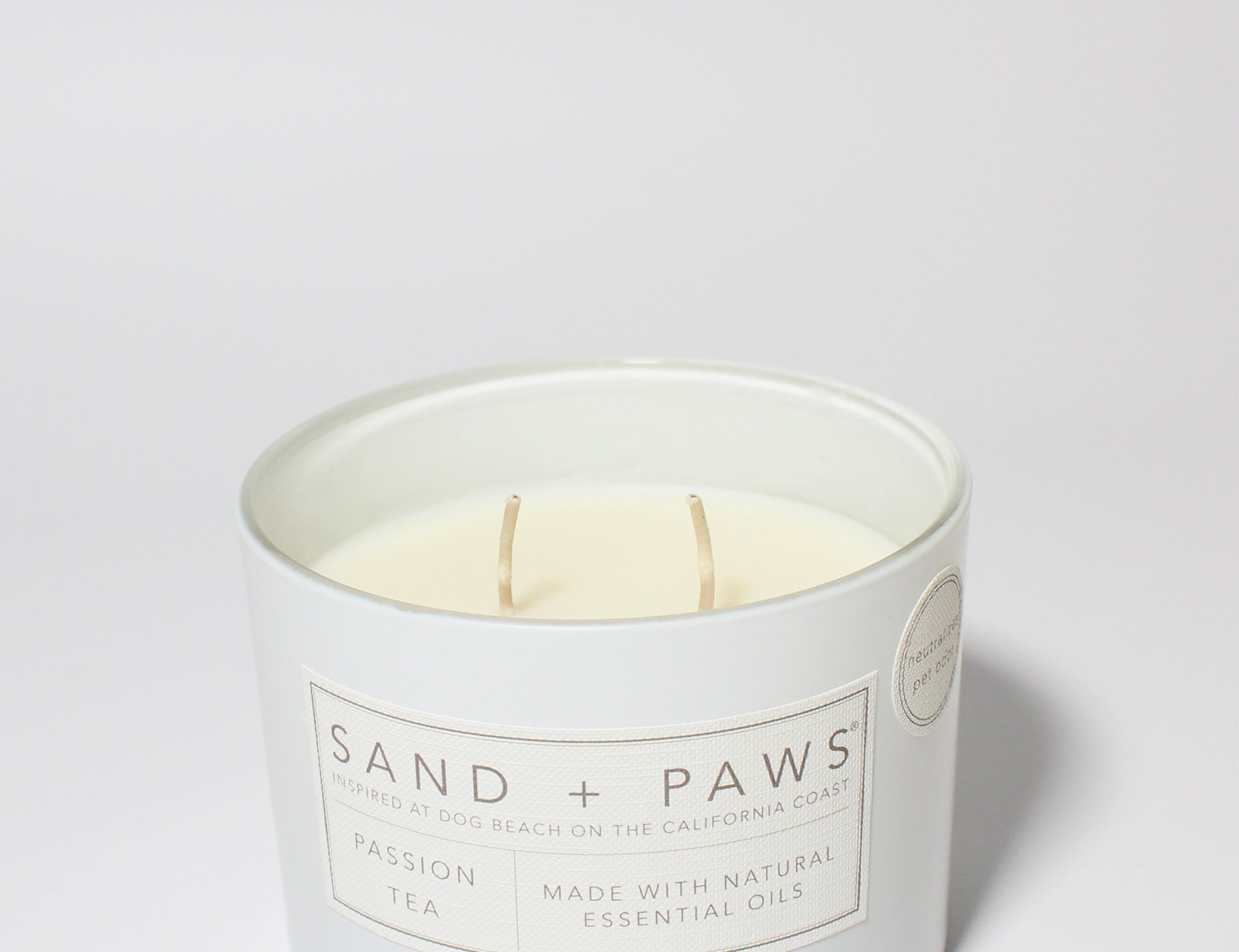 Sand + Paws Passion Tea 12 oz scented candle White vessel with Brown Dog Lid