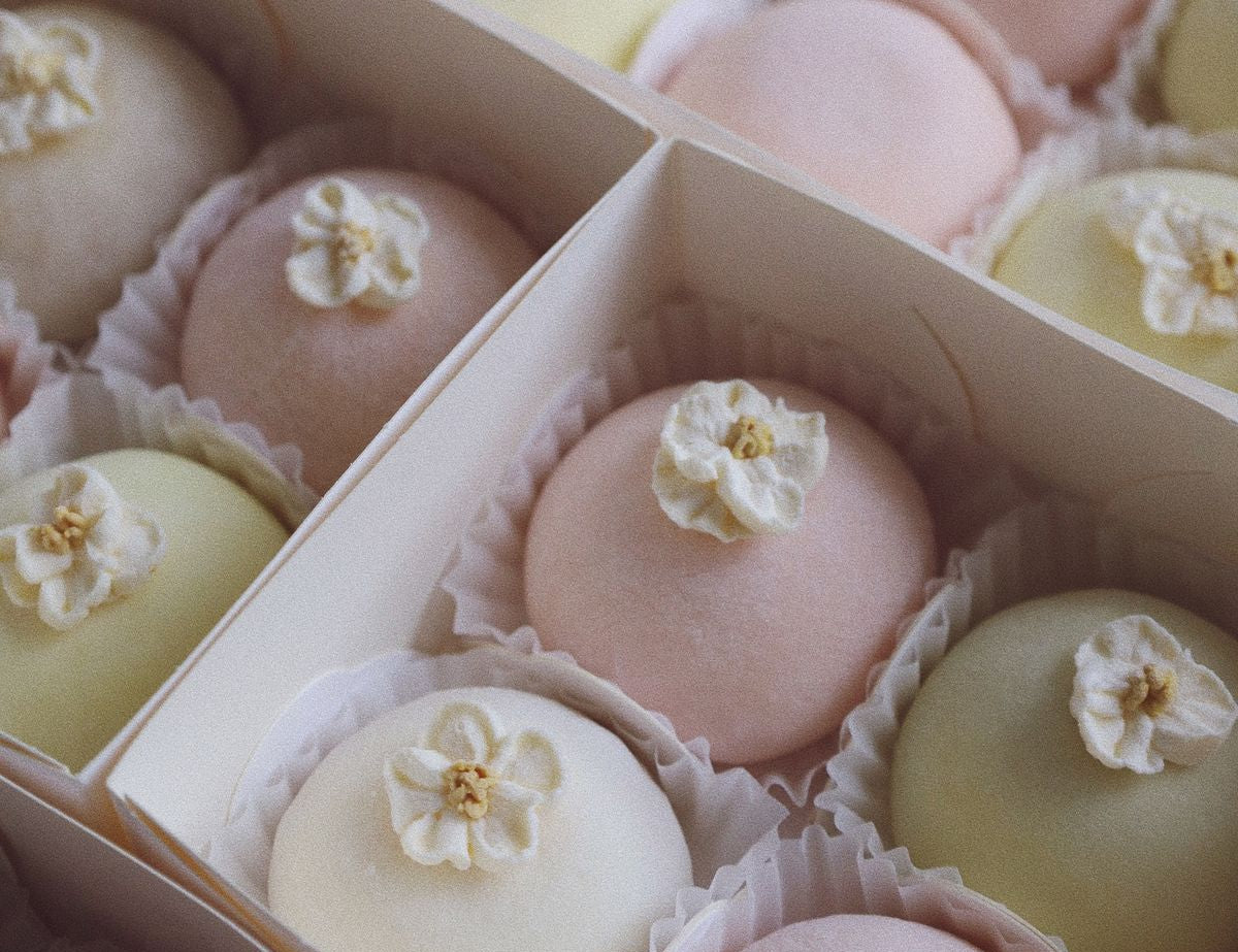 Sweet Mochi scented candle gift box with pastel mochi wax cups and floral tops