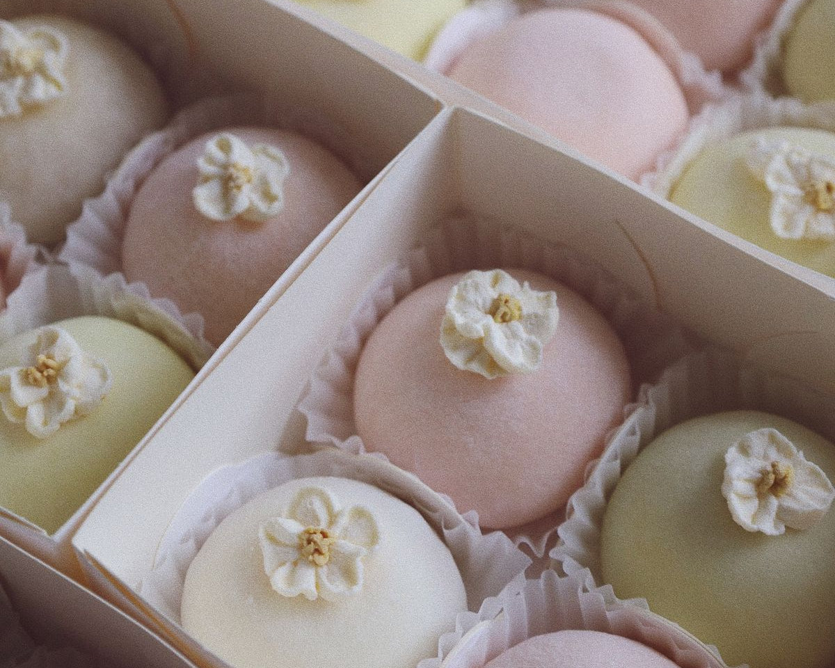 Sweet Mochi scented candle gift box with pastel mochi wax cups and floral tops